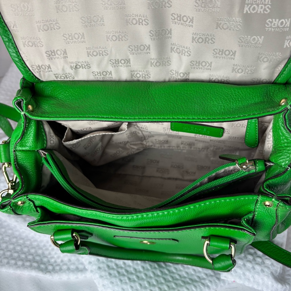 Michael Kors NWOT Margo Medium Flap Front Shoulder Bag in Kelly Green Gold Hw - Picture 7 of 14